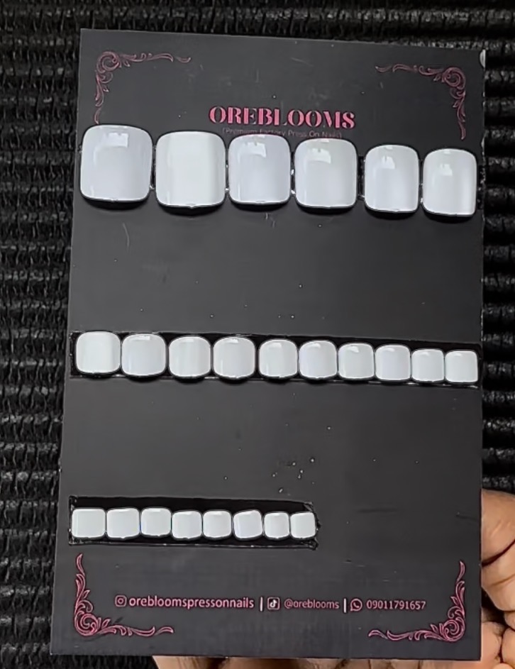 TN43 White Cat Eye Toe Nails image