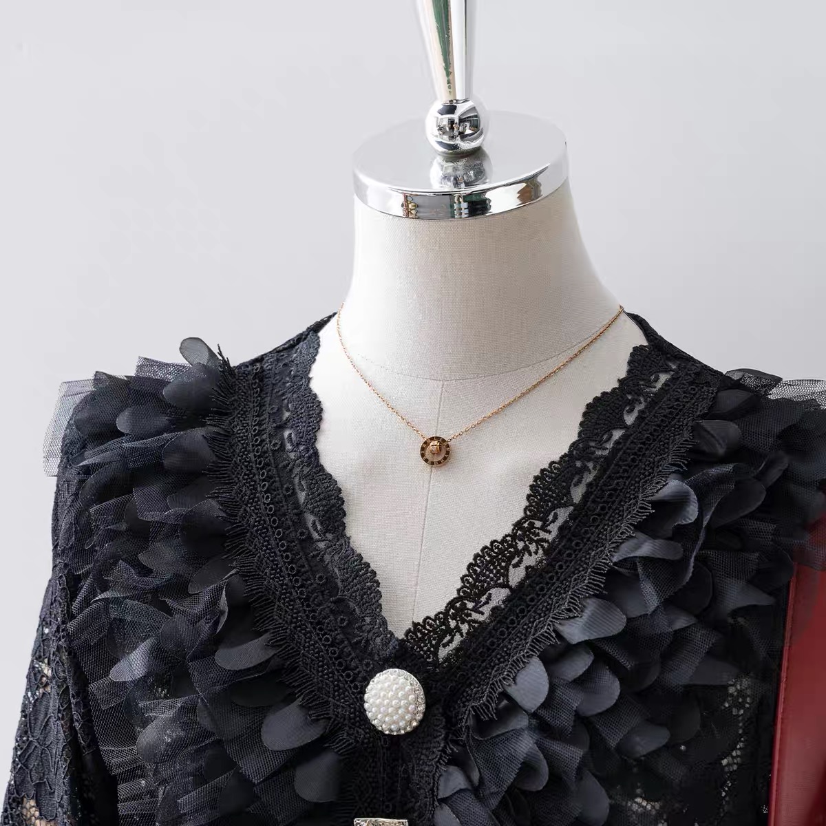 Perfectly sewn to luxury lace blouse ZV101 image