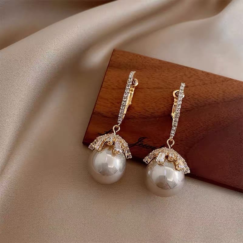 Evening out diamond set earrings JW116 image