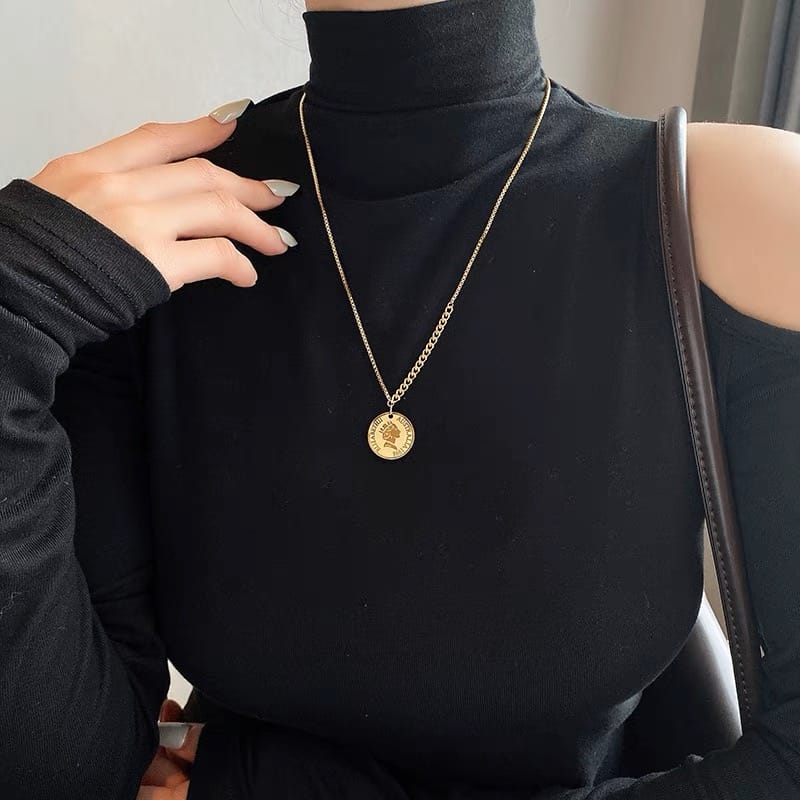 Queen status pendant image