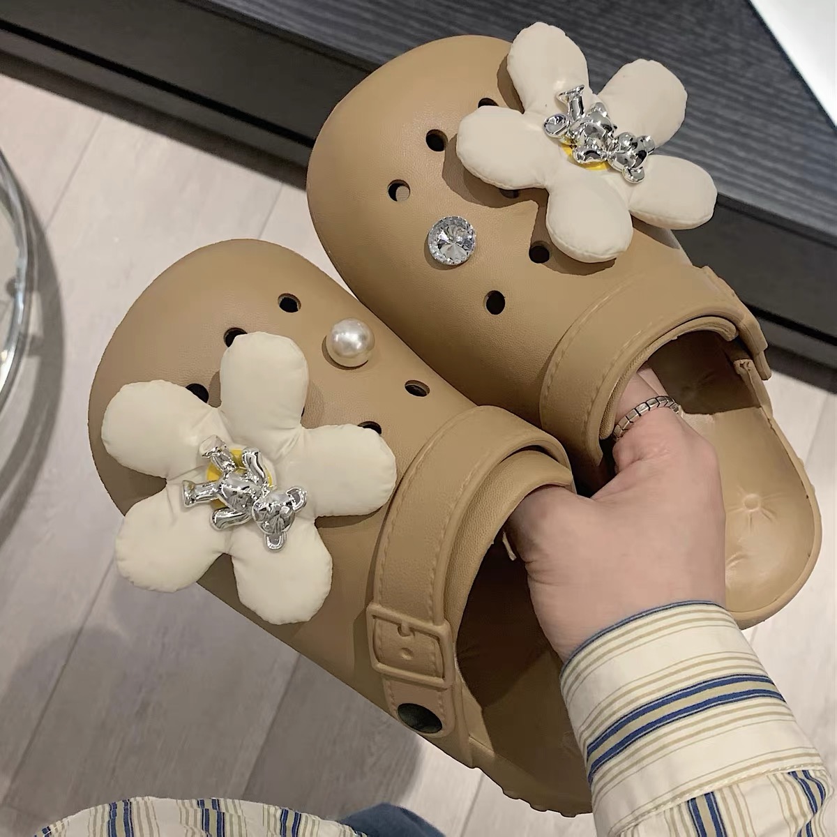 Kaws designers crocs SNZZ405 image