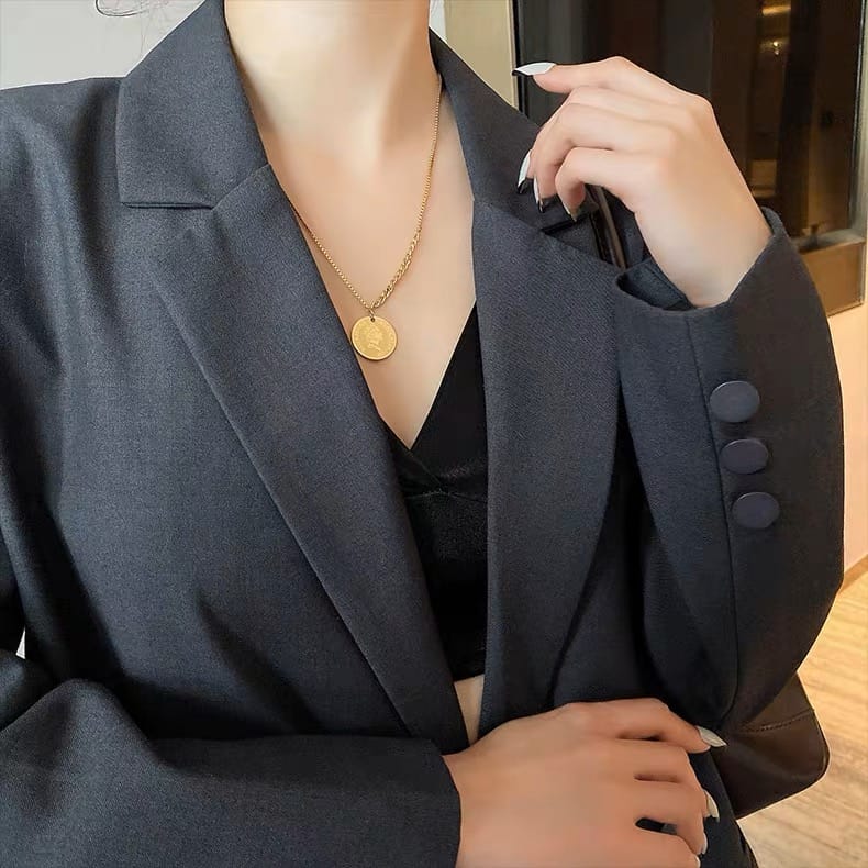 Queen status pendant image