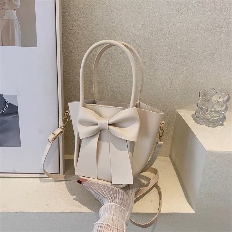 Class over here now bag image