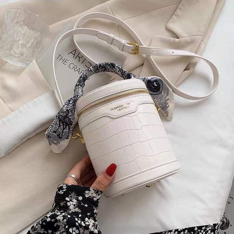 Queen status bucket bag & scarf BG137 image