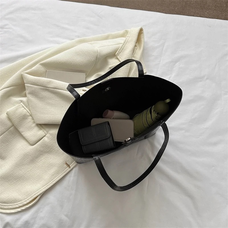 Your laptop can fit into me bag image