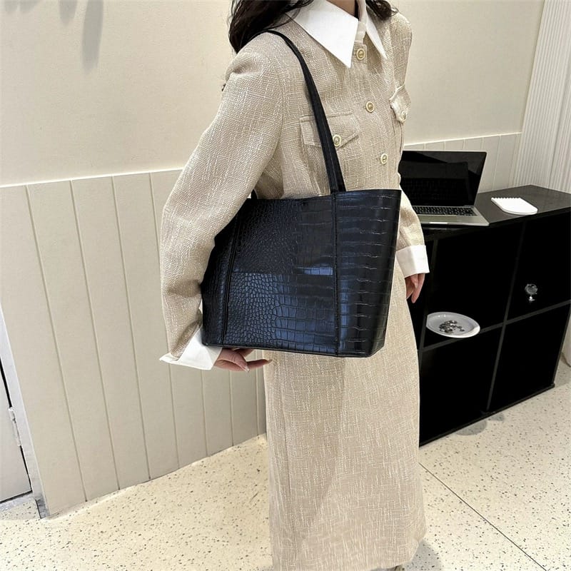 Your laptop can fit into me bag image