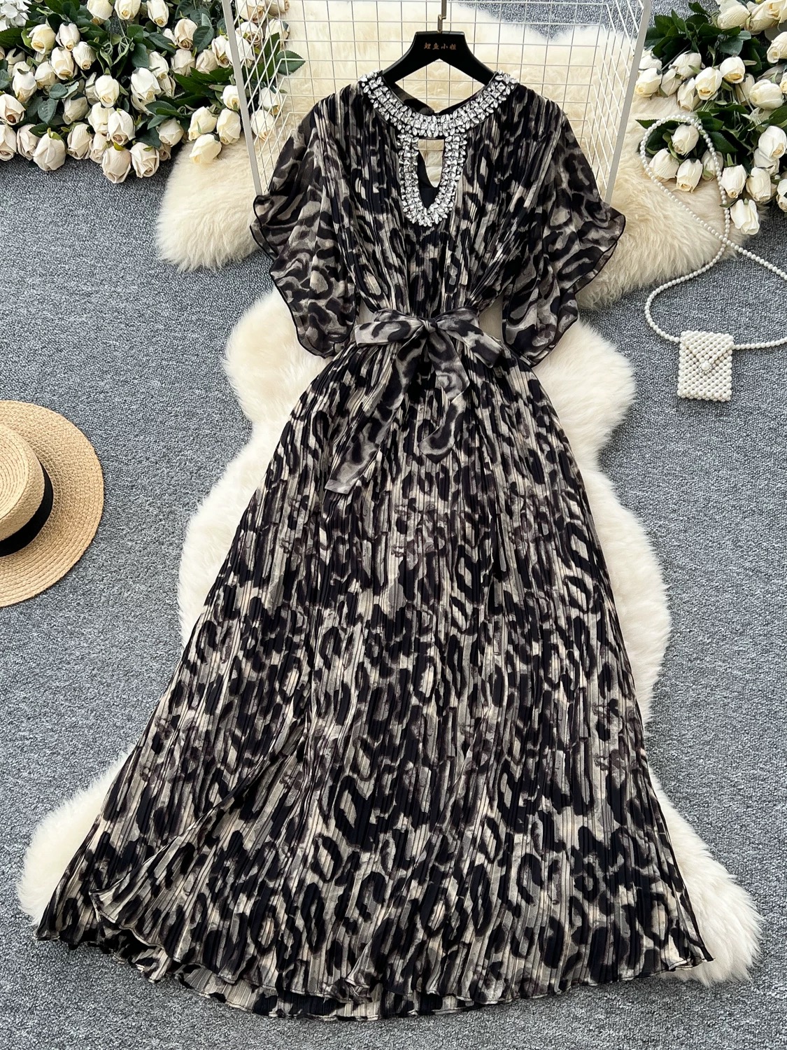 The queen has arrived print dress FD389 image